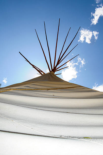 tipi sky - north american tribal culture teepee sioux indians first nations - fotografias e filmes do acervo