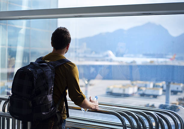 jovem no aeroporto está indo para férias - timeboard - fotografias e filmes do acervo