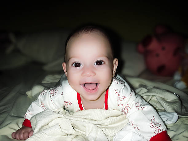 笑顔 toothless 6 ヶ月の赤ちゃんカメラ目線 - family house flash ストックフォトと画像