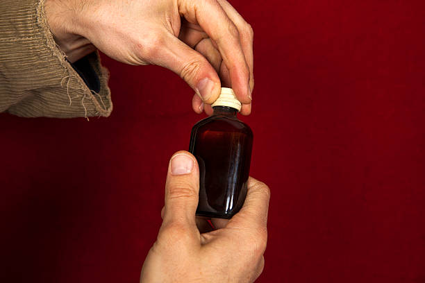 istock Men open the bottle of liquor 481463153