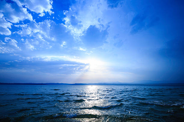 озеро на закате - lake garda sunset blue nautical vessel стоковые фото и изображения