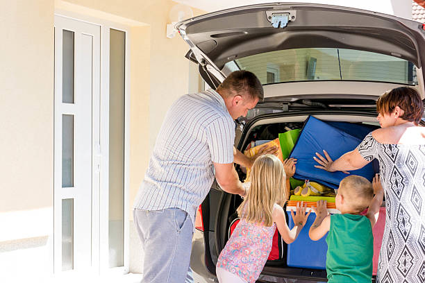 istock Family packing car to go on vacation. 481466788