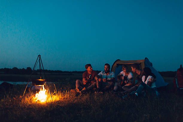 amici il campeggio. - friendship camping night campfire foto e immagini stock