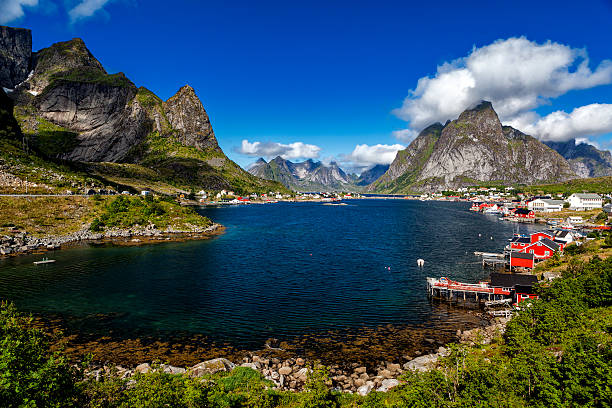 reine -ノルウェーヴィラージュの海、lofoten - norway fjord lofoten red ストックフォトと画像