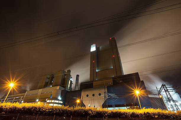 coal kraftwerk in die nacht - niederaußem stock-fotos und bilder