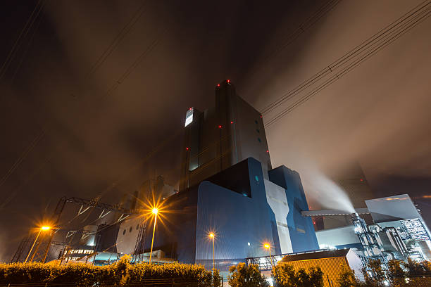 coal kraftwerk in die nacht - niederaußem stock-fotos und bilder