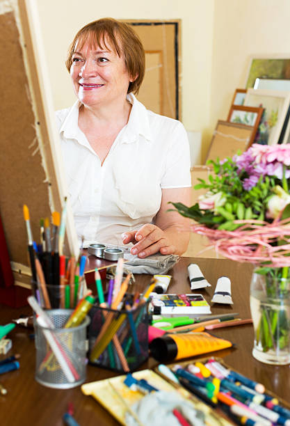 老人女性絵画の写真 - women artist painting easel ストックフォトと画像