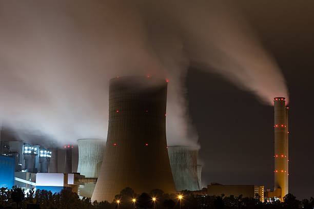 coal kraftwerk in die nacht - niederaußem stock-fotos und bilder