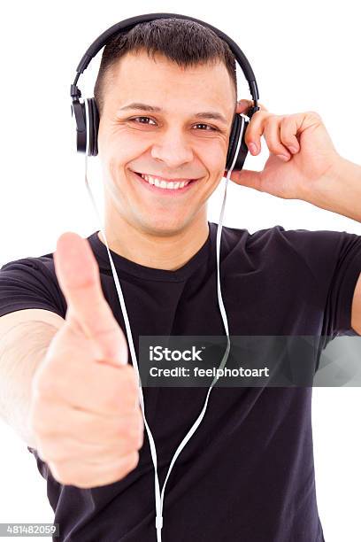 Uśmiech Przystojny Człowiek Słuchanie Muzyki Z Kciuki W Górę - zdjęcia stockowe i więcej obrazów Artysta