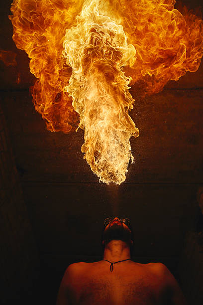 artista che esibisce col fuoco di notte - accendere (col fuoco) foto e immagini stock