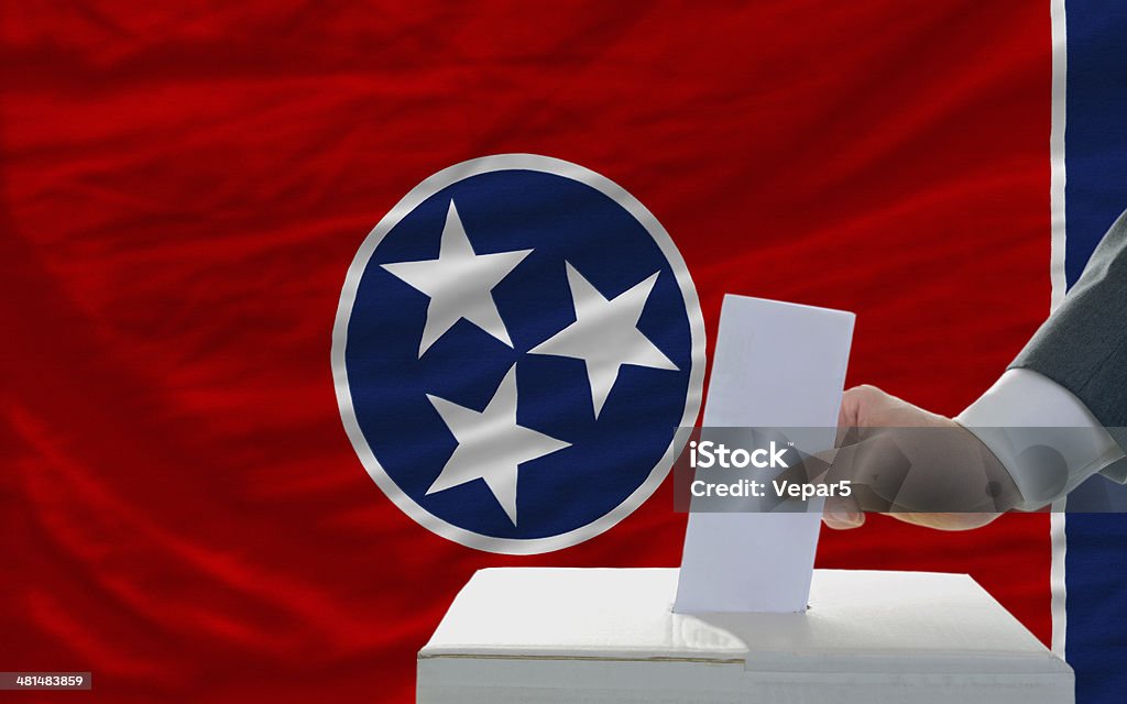 Uomo di voto sulle elezioni in davanti Bandiera del Tennessee - Foto stock royalty-free di Tennessee