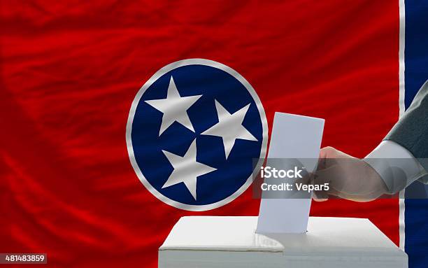 Uomo Di Voto Sulle Elezioni In Davanti Bandiera Del Tennessee - Fotografie stock e altre immagini di Tennessee