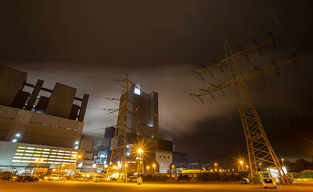 coal kraftwerk in die nacht - niederaußem stock-fotos und bilder