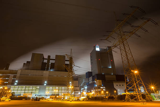 coal kraftwerk in die nacht - niederaußem stock-fotos und bilder