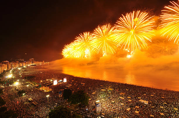capodanno festa sulla spiaggia di copacabana - copacabana beach immagine foto e immagini stock