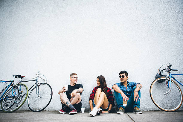 cidade de amigos com bicicletas e café - cycling bicycle hipster urban scene imagens e fotografias de stock
