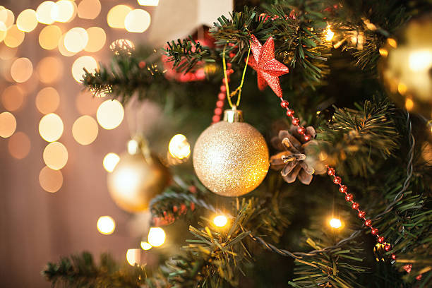 bellissima vacanza con albero di natale decorato - christmas tree foto e immagini stock