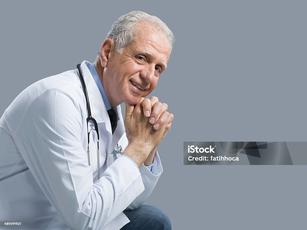 Ritratto di medico Senior - Foto stock royalty-free di 60-69 anni
