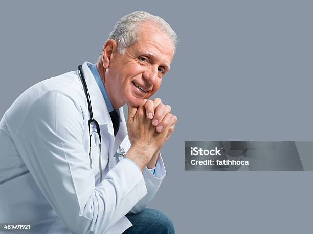Ritratto Di Medico Senior - Fotografie stock e altre immagini di 60-69 anni - 60-69 anni, Adulto, Adulto in età matura