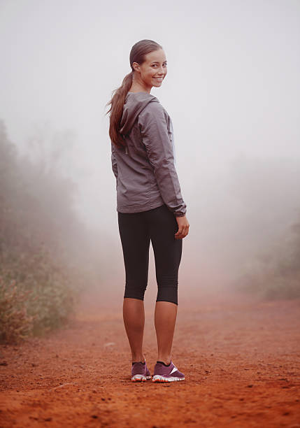 ne vous inquiétez pas, je ne pas perdus dans le brouillard ! - distance running jogging running fog photos et images de collection