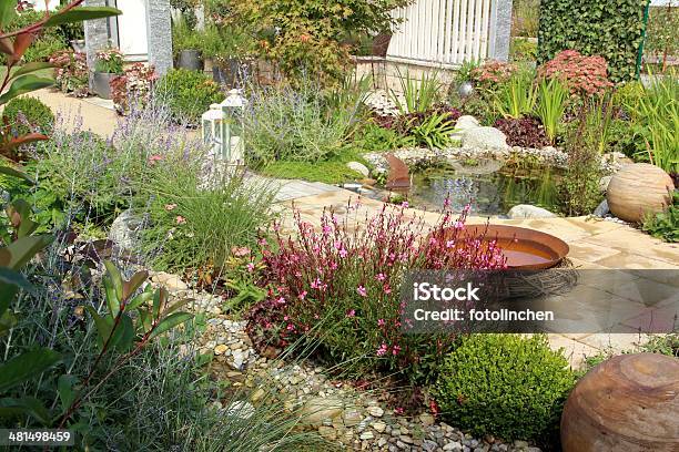 Gardendesign Stockfoto und mehr Bilder von Adirondack-Stuhl - Adirondack-Stuhl, Blatt - Pflanzenbestandteile, Blume