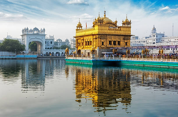 golden temple, amritsar - amristar photos et images de collection