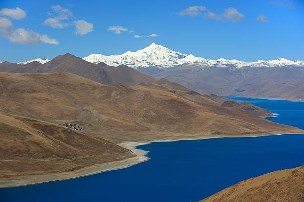 istock Lake Yamzho Yumco 04 481501452