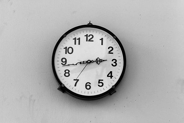 réveil classique sur sale murs avec le noir et blanc. - clock hand clock coding watch photos et images de collection