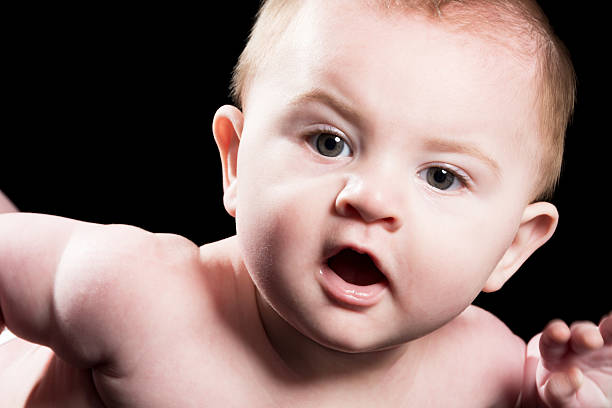 bebé niño mirando a cámara con la boca abierta. - studio shot mouth open horizontal head and shoulders fotografías e imágenes de stock