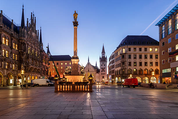 old town hall y marienplatz en la mañana, munich, baviera - marian fotografías e imágenes de stock