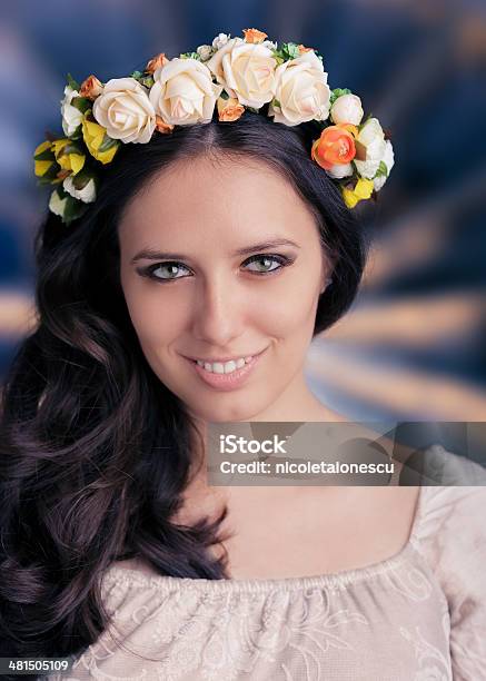 Mujer Con Corona De Flores Foto de stock y más banco de imágenes de 20 a 29 años - 20 a 29 años, Adolescente, Adulto