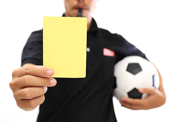 árbitro que muestra una tarjeta amarilla sobre fondo blanco - suit soccer men sport fotografías e imágenes de stock