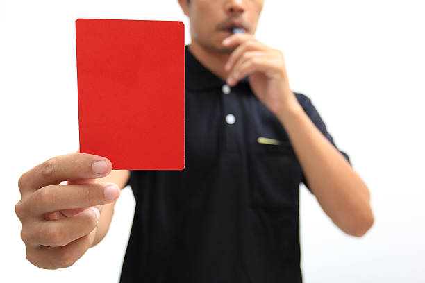 un arbitre montrant rouge carte sur fond blanc - adjudicator photos et images de collection