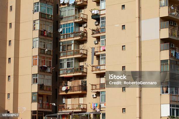 Viver Numa Caixa - Fotografias de stock e mais imagens de Corrimão - Corrimão, Varanda, Apartamento