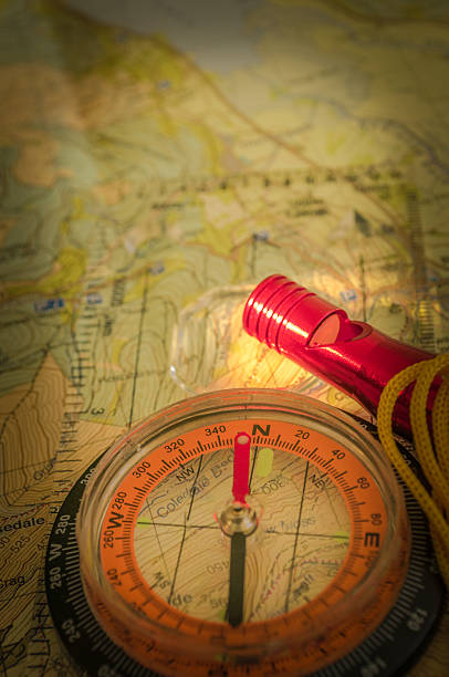 компас на карте и экстренная свисток, ночь навигации, flash света - orienteering planning mountain climbing compass стоковые фото и изображения