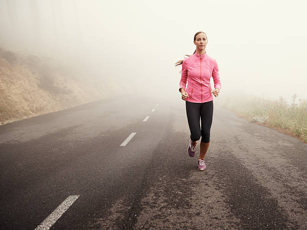 misty matin runner - distance running jogging running fog photos et images de collection