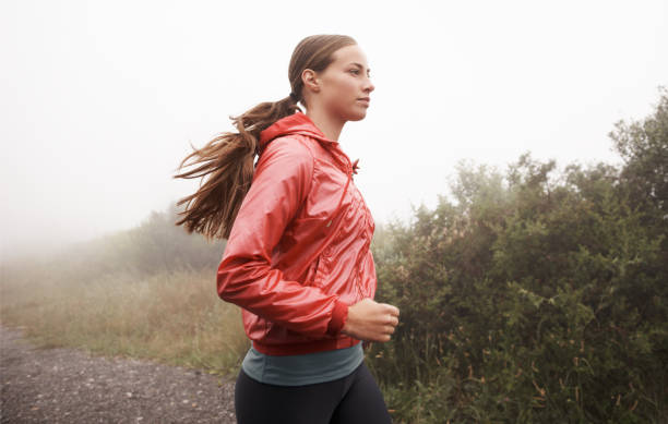 la seule façon de courir - distance running jogging running fog photos et images de collection