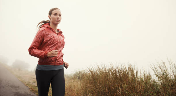 course de solitude - distance running jogging running fog photos et images de collection