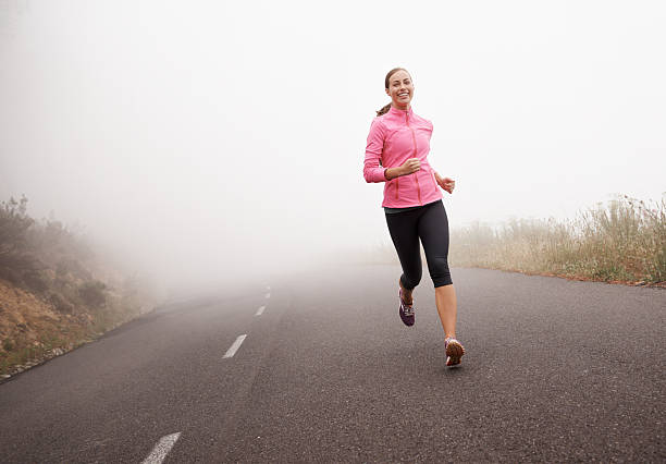 peinture écaillée les miles - distance running jogging running fog photos et images de collection