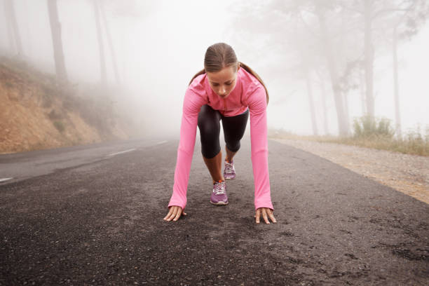 s'enthousiasme pour la course - distance running jogging running fog photos et images de collection