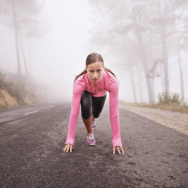 ravi de courir - distance running jogging running fog photos et images de collection