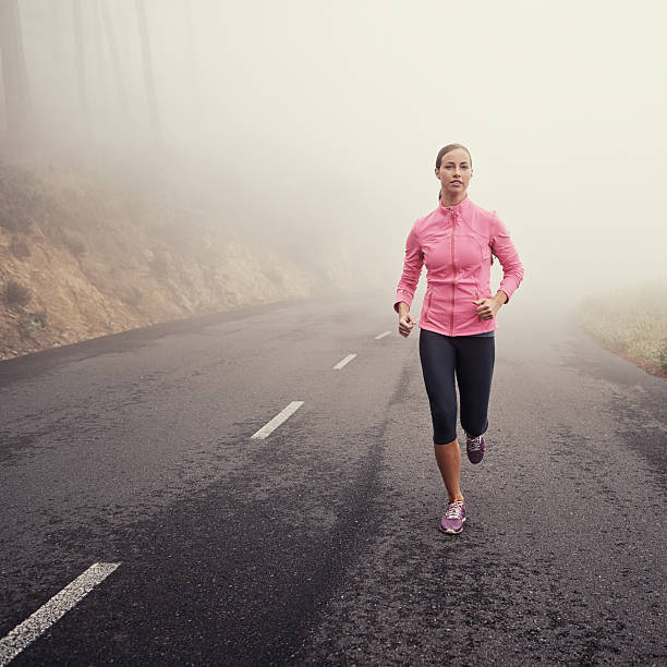 la solitude d'une petit footing - distance running jogging running fog photos et images de collection