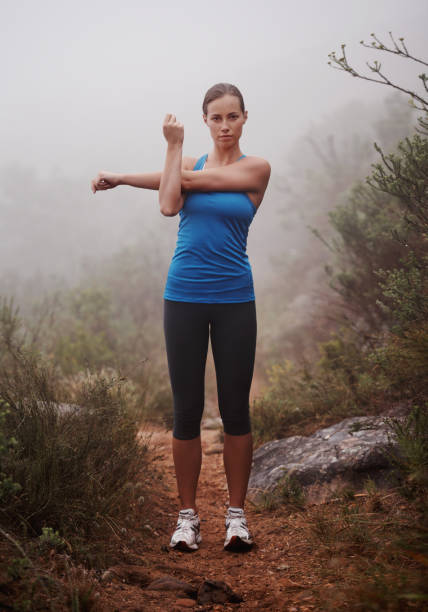 en souple muscles - distance running jogging running fog photos et images de collection