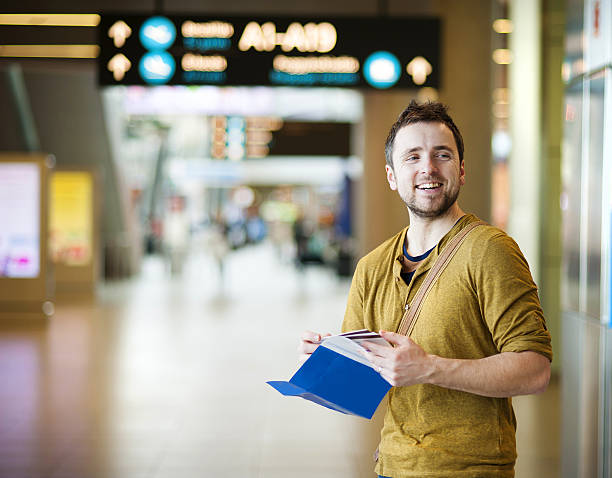 jovem no aeroporto está indo para férias - timeboard - fotografias e filmes do acervo