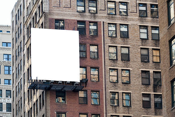 grand panneau d'affichage blanc sur le mur. - billboard bill city advertise photos et images de collection