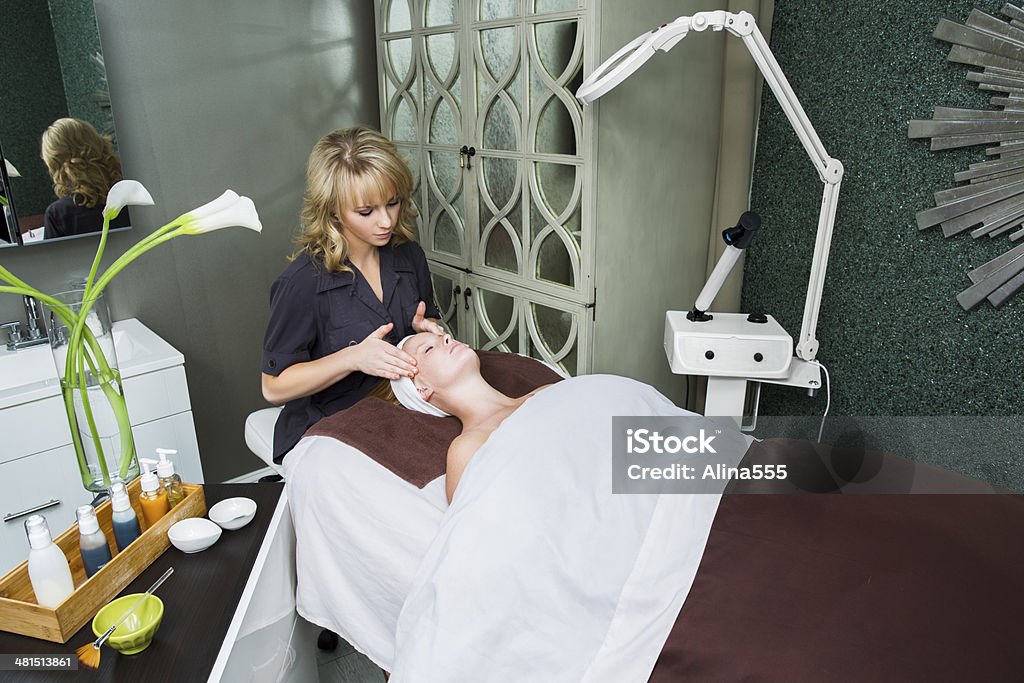 Técnico de efectuar tratamento facial no spa do médico - Royalty-free 20-29 Anos Foto de stock