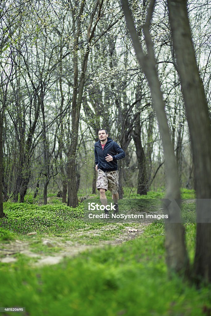 Corrida no bosque - Foto de stock de 20-24 Anos royalty-free