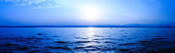 パノラマに広がる風景、湖で夕日 - lake garda sunset blue nautical vessel ストックフォトと画像