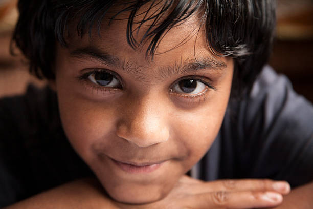 adorable kleines mädchen leben in indien. nahaufnahme porträt. - poverty india child little girls stock-fotos und bilder