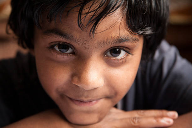 niña encantadores de estar en la india. retrato de primer plano,. - fine art portrait portrait street looking at camera fotografías e imágenes de stock